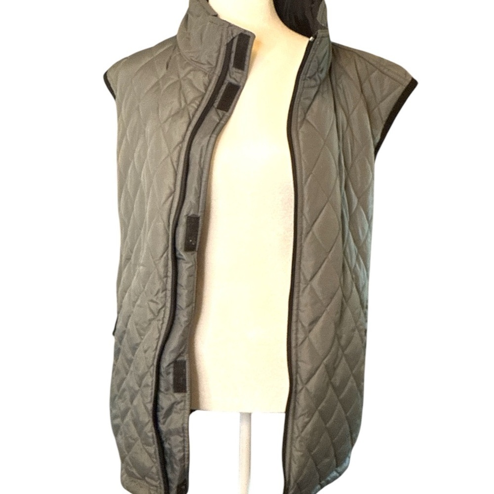 Sleek Black Quilted Vest with Insulated Warmth